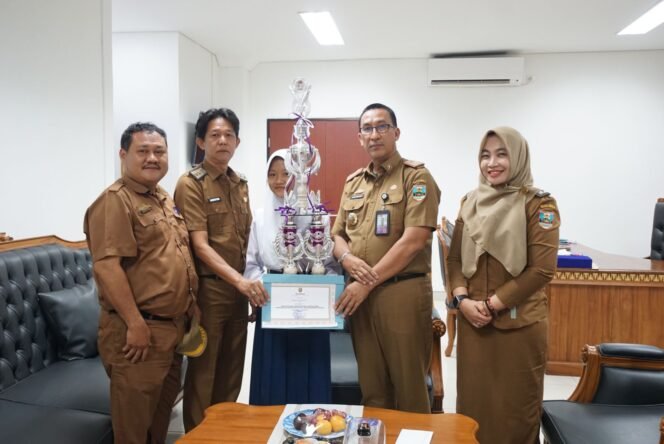 
					Jon Edwar Serahkan Piala Lomba Pidato Bahasa Lampung Tingkat Provinsi Ke Keza Filenita