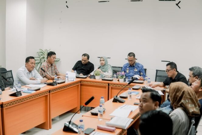 
					Sekda Pemkab Pesibar Hadiri Rapat Paslon Cagub dan Cawagub