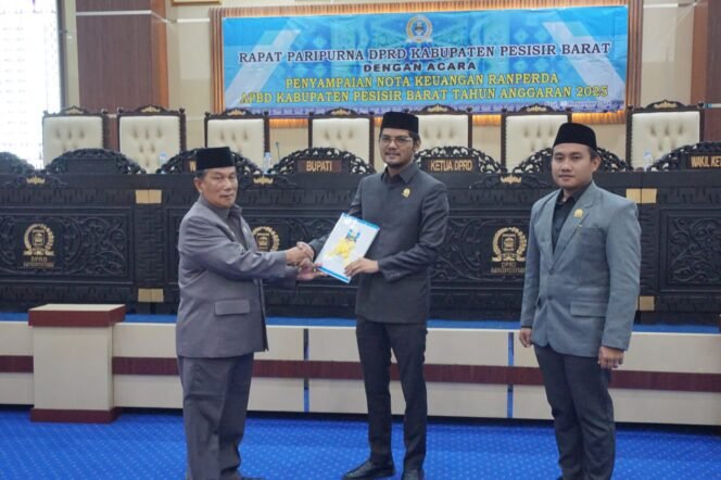 
					Rapat Paripurna DPRD Pesibar Dalam Agenda Menyampaian Nota Keuangan Ranperda APBD Tahun 2025