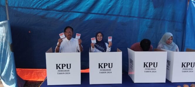 
					Agus Istiqlal Beserta Istri Berikan Hak Suaranya Di TPS 02 Gunung Kemala, Way Krui