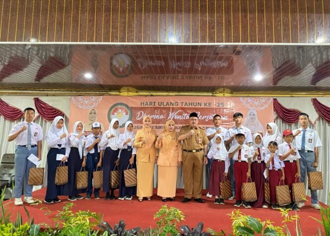 
					Sebanyak 18 Grup Paduan Suara Berkompetisi Pada Hut Ke-25 Dwp Tingkat Lambar