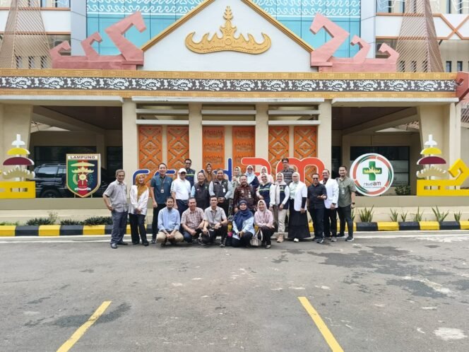 
					Tim Kementerian Kesehatan RI Monitoring dn Evaluasi Kesiapan Posko Kesehatan Nataru di RSUDAM Provinsi Lampung