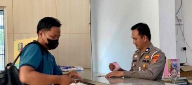 
					Polres Pesibar Giat Laksanakan Pelayanan SIM dan STNK Keliling