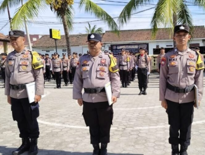 
					Peringatan HUT Ke-2, Polres Pesibar Berikan 3 Penghargaan Kepada 3 Anggota Yang Berdedikasi Luar Biasa