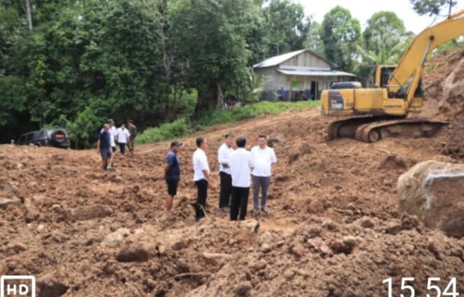 
					Bupati Pesibar Agus Istiqlal Tinjau Proses Land Clearing Lokasi Pembangunan RS Tipe C di Way Batu