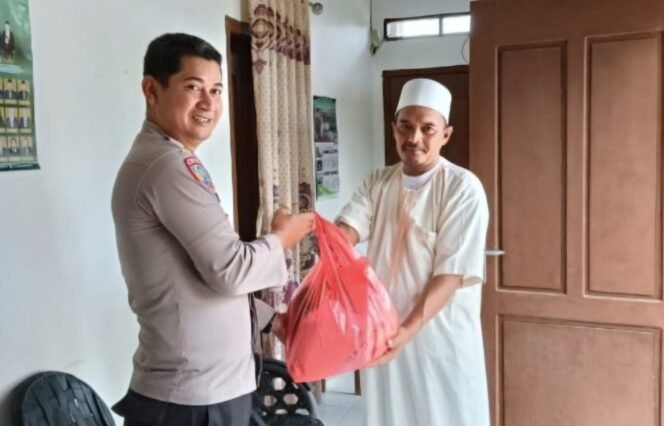 
					Polres Way Kanan Berikan Bansos ke Tokoh Agama di Blambangan Umpu