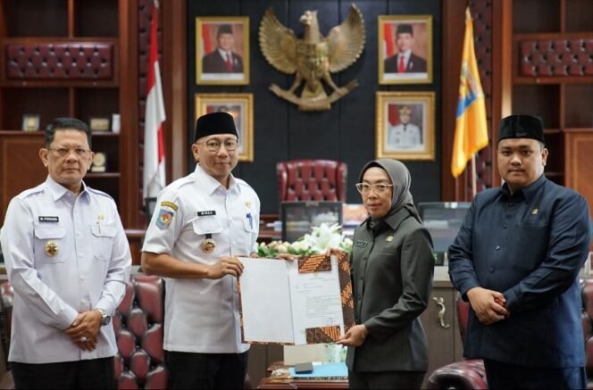 
					Gubernur Lampung Serahkan Surat Plt. Bupati Way Kanan Kepada Ayu Asalasiyah