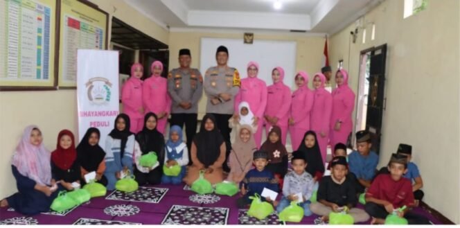 
					Wujud Kepedulian, Kapolres Way Kanan Memberikan Tali Asih Kepada Anak Yatim