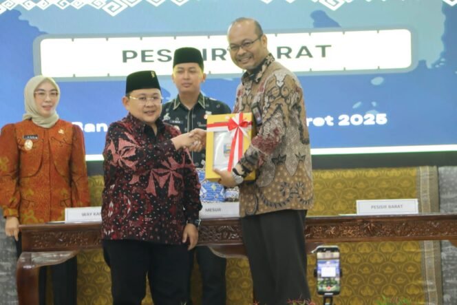 
					Wakil Bupati Pesibar Irawan Topani Serahkan LKPD 2024 Unaudited Ke BPK Perwakilan Provinsi Lampung