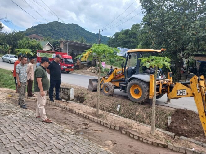 
					Masih Suasana Lebaran, Pemkot Bandar Lampung Lakukan Pengerukan Saluran Air di 2 Kelurahan