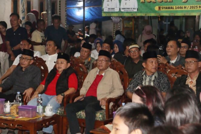 
					Malam Ke-7 Syawal Wakil Bupati Pesibar Irawan Topani Tutup Tradisi Kakiceran di Pekon Negeri Ratu