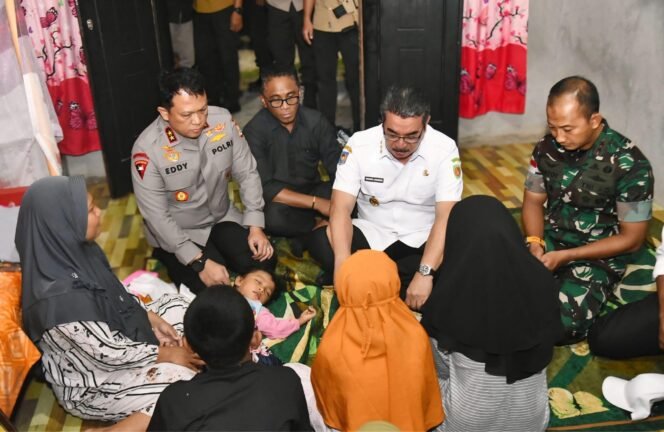 
					Gugur Saat Lerai Bentrokan, Bripka Husni Dianugerahi Kenaikan Pangkat Anumerta