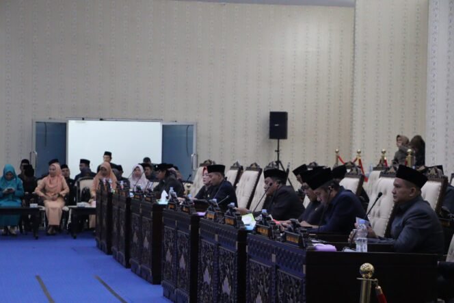 
					Ketua DPRD Pesibar, M. Emir Lil Ardi Pimpin Rapat Paripurna  DPRD Pesibar