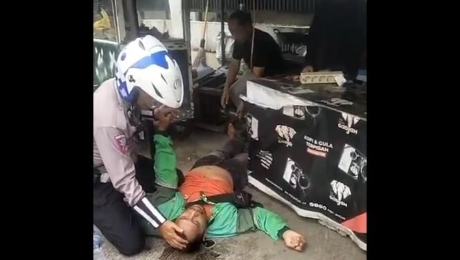 
					Satlantas Polresta Bandar Lampung Bantu Driver Gojek yang Mendadak Pingsan di Jalan