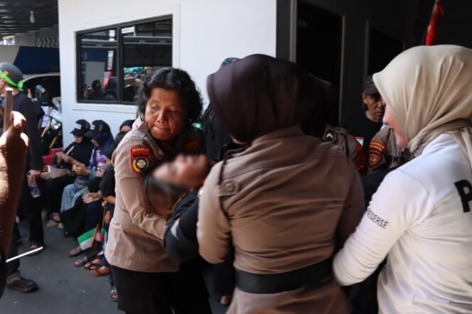 
					Polisi Sigap Bantu Evakuasi Peserta Aksi Bela Palestina di Bandar Lampung Yang Jatuh Pingsan