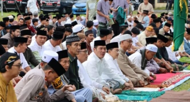 
					Bupati dan Wakil Bupati Pesibar Laksanakan Sholat Idul Fitri 1446 H di Lapangan Merdeka Labuhan Jukung
