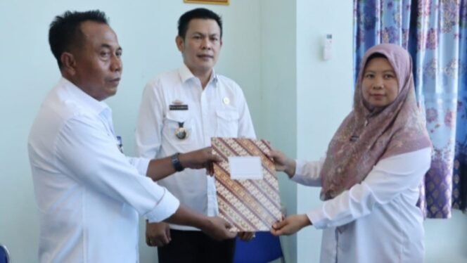 
					Pj. Sekda Pesibar Tedi Zadmiko Hadiri Sertijab Kadis Kesehatan Pesbar Tahun 2025