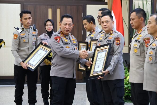
					Kapolri Buka Rakernis Gabungan 4 Satker, Sekaligus Menyerahkan Penghargaan Kepada 13 Satker Peraih Nilai IKPA 100%