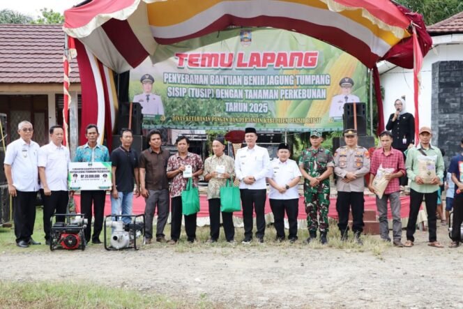 
					Bupati dan Wabup Pesibar Serahkan Bantuan Benih Jagung Tusip ke Poktan Kecamatan Ngambur