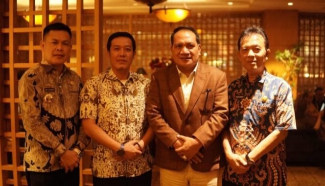 
					Bupati Pesibar Dedi Irawan Silaturahmi Ke Angota DPR-RI Aprozi Alam