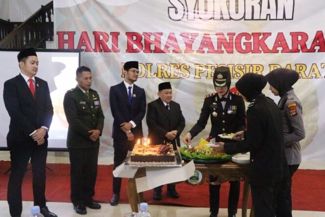 
					Wakil Bupati Pesibar Hadiri Syukuran Hari Bhayangkara Ke 79, Terus Bersinergi Wujudkan Pesibar Maju dan Sejahtera