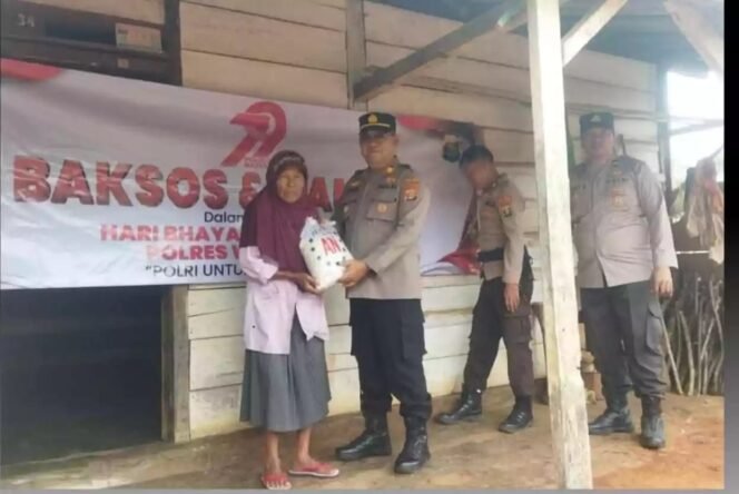 
					Door to Door : Kapolsek Bersama Personel Salurkan Paket Sembako di Gunung Labuhan