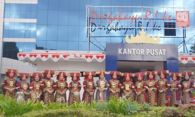 
					Peringati HUT RI ke 80, IKBL Kenakan Pakaian Adat Lampung Sebagai Identitas Budaya