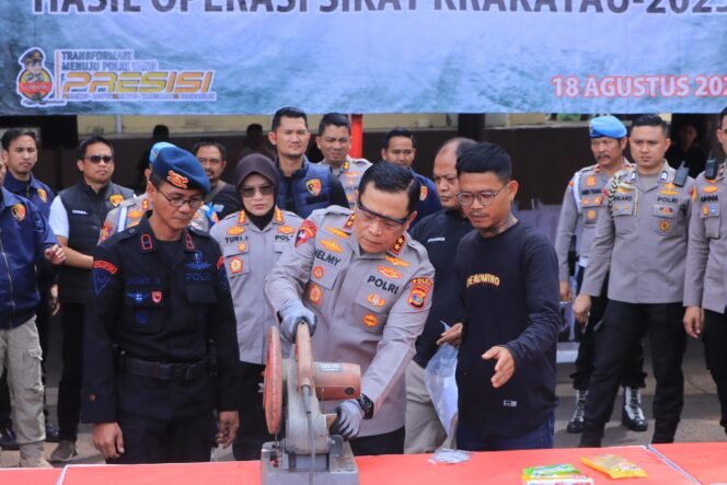 
					Polda Lampung Musnahkan 50 Senpi Rakitan Hasil Operasi Sikat Krakatau 2025
