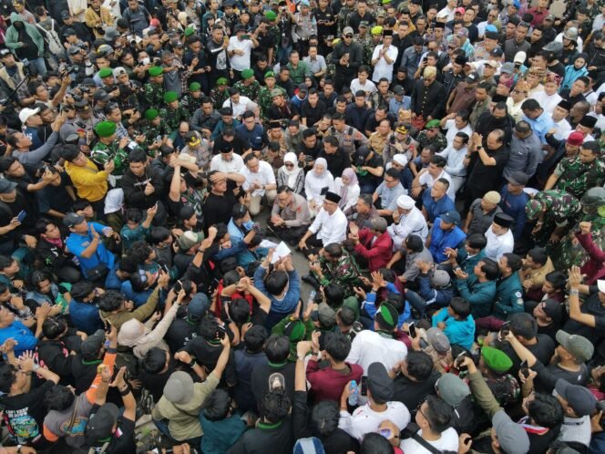 
					Ditengah Unjuk Rasa : Gubernur, Pangdam, dan Kapolda Lampung Duduk Lesehan Bersama Massa Aksi
