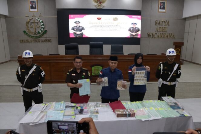 
					Pidsus Kejati Lampung Sita Uang 38,5 M Lebih Dari Mantan Gubernur Lampung