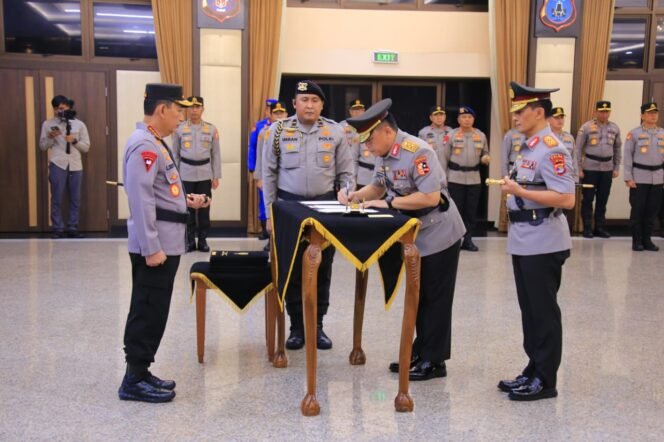 
					Kapolri Pimpin Sertijab, Kapolda Lampung Irjen Pol Helmy Santika Serahkan Tongkat Komando Kepada Irjen Pol Helfi Assegaf