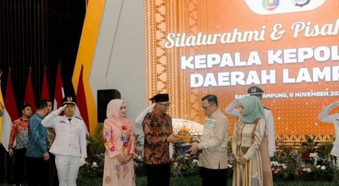 
					Sekda Tedi Zadmiko Hadiri Pisah Sambut Kapolda Lampung, Pemkab Pesibar Siap Bersinergi Dukung Ciptakan Situasi Aman Dan Kondusif