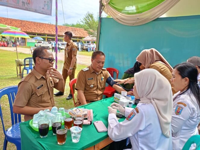 
					Camat Negeri Agung, Hepi Haryanto, Tinjau Bazar dan Lomba HUT ke-16 SMKN 1 Negeri Agung