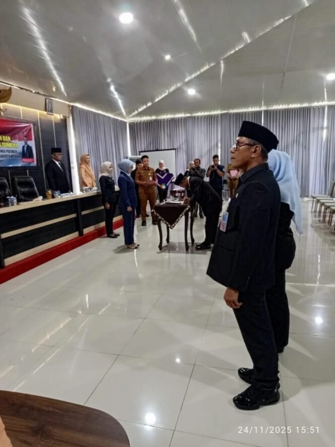 
					Bupati Way Kanan, Lantik 3 Pejabat dan Sekaligus Penandatanganan Fakta Integritas 12 Pejabat Pemkab