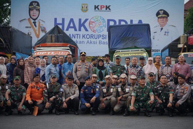 
					Walikota Bandar Lampung Lepas 13 Truk Bantuan Kemanusiaan Bencana Banjir di Wilayah Sumatera