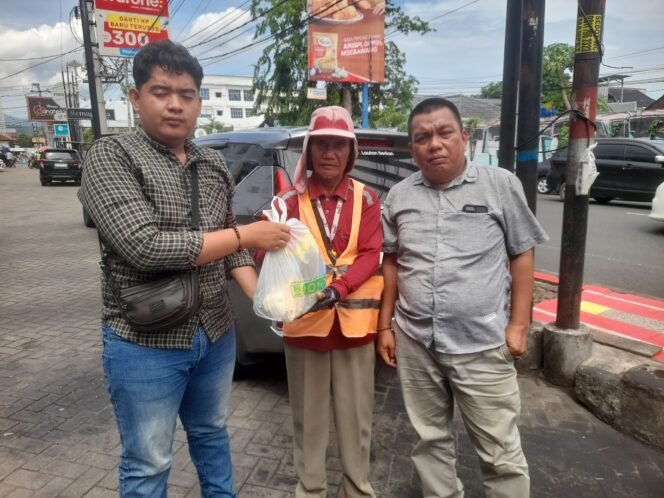 
					Berbagi Berkah, Taring dan PGRI Salurkan Sembako Kepada Masyarakat
