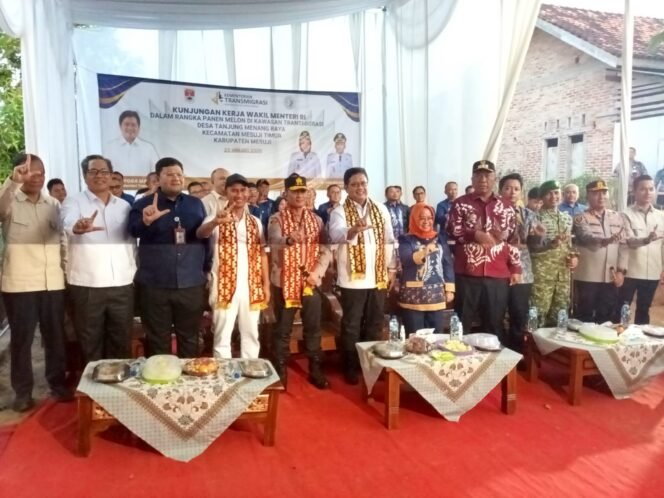 
					Bupati Mesuji, Elfianah, Sambut Kunjungan Wamen Transmigrasi RI di Green House Melon