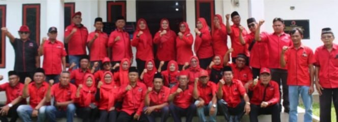 
					Peringati HUT ke 53 Partai PDI Perjuangan Pesisir Barat laksanakan upacara Bendera dan Berbagi Nasi Kotak