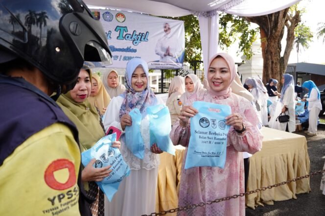 
					Warga Antusias Terima Takjil Kegiatan PKK dan DWP Provinsi Lampung