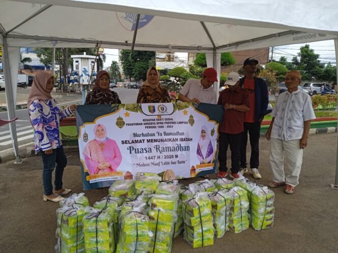
					Berbagi Berkah, Paguyuban Anggota DPRD Lampung 1999–2024 Bagikan Nasi Kotak di Tugu Adipura