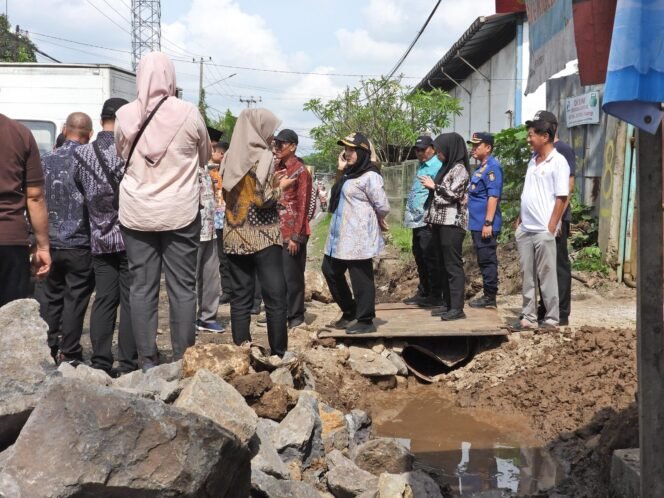 
					Pemkot Bandar Lampung Terus Perbaiki Jalan Rusak dan Gorong-gorong di Kecamatan Kedamaian