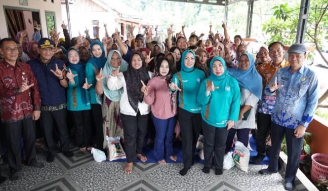 
					TP PKK Provinsi Lampung Hadir di Tengah Masyarakat, Salurkan Bantuan Sosial dan Dukungan Gizi Anak