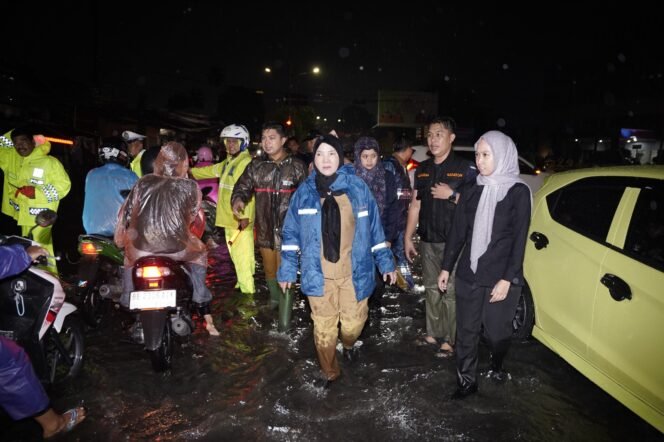 
					Bantu Warga: Walikota Bandar Lampung Turun Langsung ke Lokasi Banjir