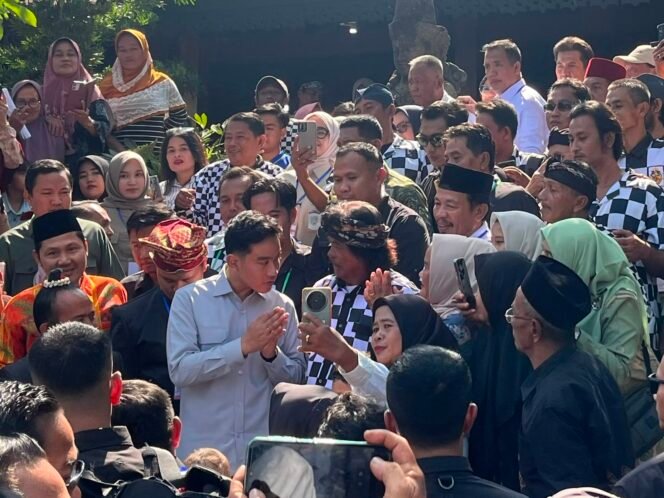 
					Gibran Kunjungi Taman Randu Mas, Mulyono Titip Salam Masyarakat Lampung Timur untuk Jokowi