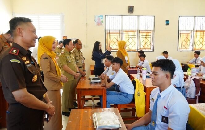 
					Hari Pertama Sekolah: Gubernur Lampung Bersama Kajati Turun Langsung Pastikan Makan Bergizi Gratis Berjalan Optimal